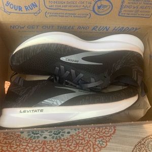NWB Brooks Levitate 4